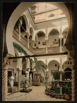 Photochrome d'une cour intérieur d'un bâtiment à l'architecture orientale