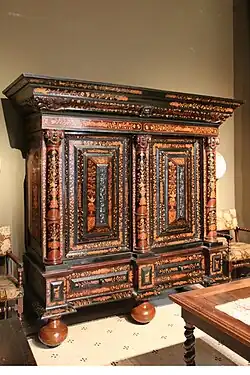 Armoire hollandaise en noyer.