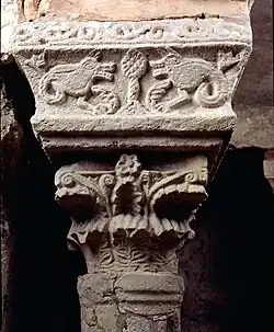 Chapiteau de la crypte Saint-Oyand à Grenoble (haut Moyen Âge), corbeille à décor végétal et tailloir à décor animal.