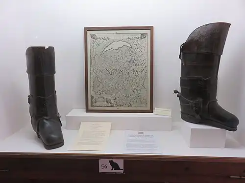 Bottes de postillon du XVIIIe&nbsp;siècle, en cuir, métal et bois au musée d'Art et d'Histoire de Conflans.