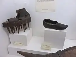 Chaussure «&nbsp;écrase châtaigne&nbsp;» et galoche