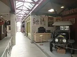 Au premier plan, une automobile de marque Zédel de 1908.