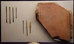 Tegula ou tuile romaine trouvée par Albert Théobald, son frère, à Montenach, au printemps 1922 au lieu-dit Leinstroff, aujourd'hui au Musée de la Cour d'Or de Metz, avec une inscription au stylet d'un décompte de temps, en latin, des ouvriers.