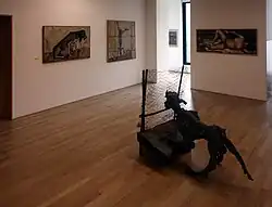 Dans les salles du musée.