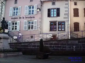 Musée de la broderie à Fontenoy-le-Château.