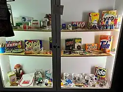 Vitrine d'anciens objets promotionnels de marques de lessive
