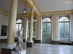 Entrée principale du musée, dite péristyle XVIIIe&nbsp;siècle du musée, vue actuelle.