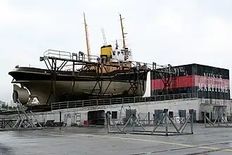 Cale de réparations du musée maritime de La Rochelle avec un remorqueur en place.