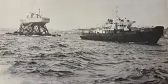 Remorquage le 6 juin 1983 du FHE-400, de Halifax au Musée maritime Bernier (Musée maritime du Québec). Photo tiré du livre de Thomas G. Lynch.