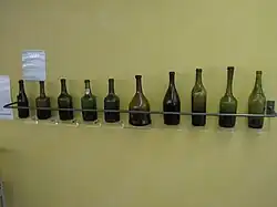 Anciens clavelins et bouteilles du musée de la vigne et du vin du Jura, Château Pécauld, à Arbois