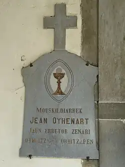 À la mémoire de feu Jean Oyhenart, curé de la paroisse.