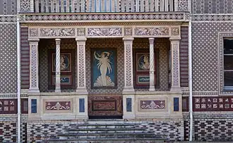 Entrée ornementale du Musée de la céramique.