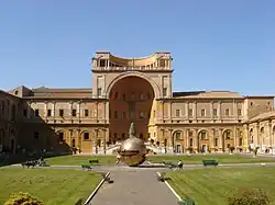 Cour de la Pigna dans le Vatican.