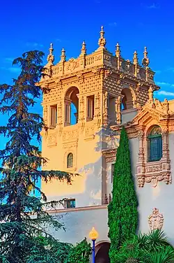 Vue de San Diego: une tour d'un bâtiment du musée dans le parc Balboa