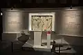 Personnalités majeures de la famille Scipion exposées sur un mur avec un buse de Scipion l'Africain au centre de l'image