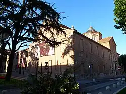 Vue de deux façades du bâtiment depuis la rue