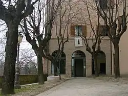 Photo d'un bâtiment ancien à arcades, rénové, sobre