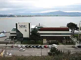 Le musée maritime du Cantabrique et la baie.