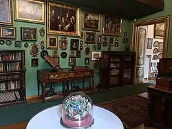 Le studio, avec des conversation pieces