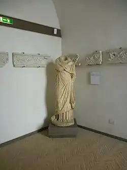 Statue féminine (sacellum de Misène).