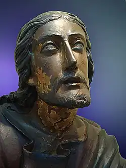 Photographie en couleur d'une sculpture religieuse.