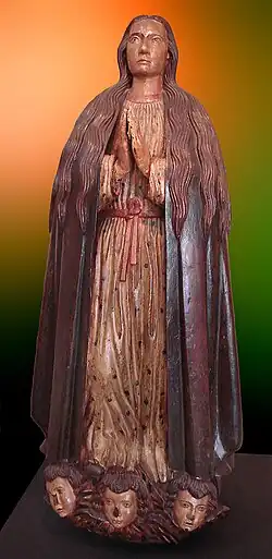 Photographie en couleur d'une sculpture religieuse.