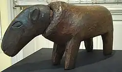 Photographie en couleur de la sculpture d'un animal.