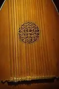 La rosace d'un archiluth, sculptée dans le bois de la table.
