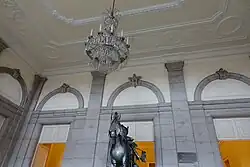 Au plafond: les gypseries du Palais.