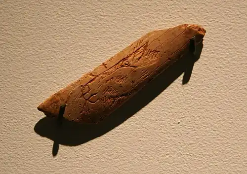 Tête de cheval gravée. Os, 4&nbsp;cm. Neues Museum. Collection du Museum für Vor- und Frühgeschichte.