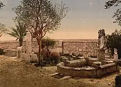 Carte postale ancienne figurant divers artefacts archéologiques dont une fontaine et une statue.