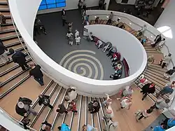 L'escalier en colimaçon situé au centre du musée