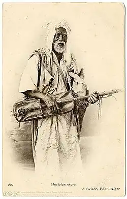 Gnaoui d'Alger avec son guembri (vers 1906), par Jean Geiser (1848-1923).