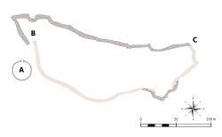 plan de la citadelle. Deux couleurs permettent de différencier les tracés subsistants et présumés des murs
