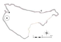 plan de la citadelle. Deux couleurs permettent de différencier les tracés subsistants et présumés des murs