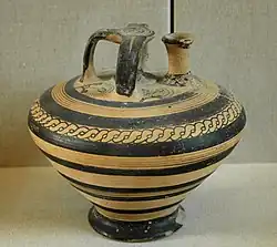 Jarre à étrier mycénien exporté à Ugarit, XIVe&nbsp;– XIIIe&nbsp;siècle&nbsp;av. J.-C.. Musée du Louvre