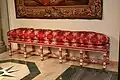 Réplique d'une banquette de style Louis XIV.