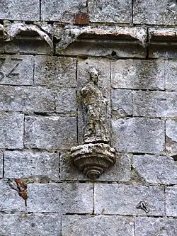 La statue de saint Éloi sur la façade de l'église.