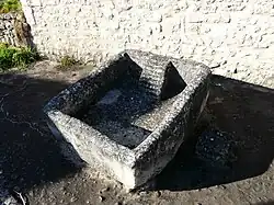 L'un des trois bacs de la fontaine-lavoir