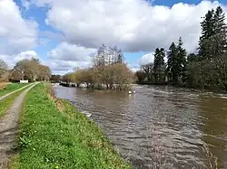 Le canal de Nantes à Brest (Aulne canalisée) au niveau de l'écluse de Nénez en période de fortes eaux.