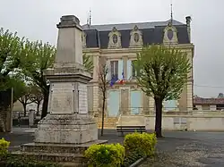 A l'arrière plan, la Mairie et au premier plan le monument aux Morts situé Place de la Mairie.
