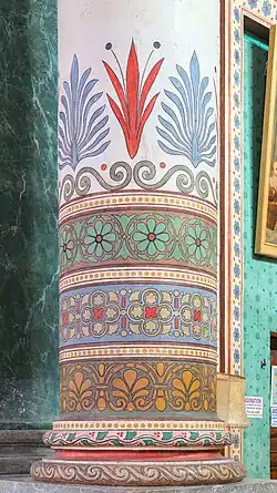 Une colonne peinte d'une chapelle latérale
