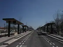 Exemple d'une station de BHNS avec un mobilier spécifique, ici à Nîmes.