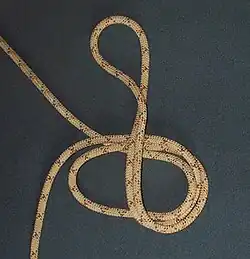 Tourner autour de cette bouclette pour réaliser un nœud en huit