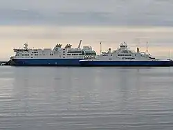 Un navire à pont ouvert.