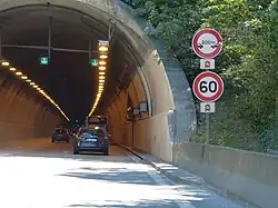 60&nbsp;km/h avec panonceau M4k à l'entrée du tunnel des Monts, Chambéry, Savoie.