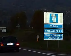 Voies de détresse indiquées en allemand et italien, route nationale française 205, en descendant du tunnel du Mont-Blanc.