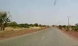Route Nationale 24 entre le village de Sargane et le centre-ville de Ouallam, Niger.