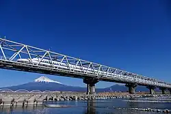 Shinkansen traversant le fleuve Fuji