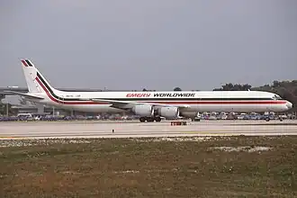 N8079U, le Douglas DC-8 impliqué, photographié à l'aéroport international de Fort Lauderdale-Hollywood en février 1999 (un an avant l'accident).